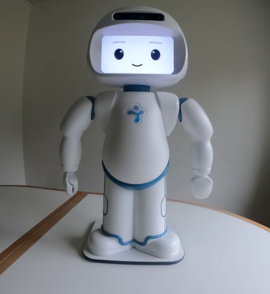 Robotten QTrobot er omdrejningspunktet i et nyt forskningsprojekt om at støtte børn med autisme. Foto: Aalborg Universitet